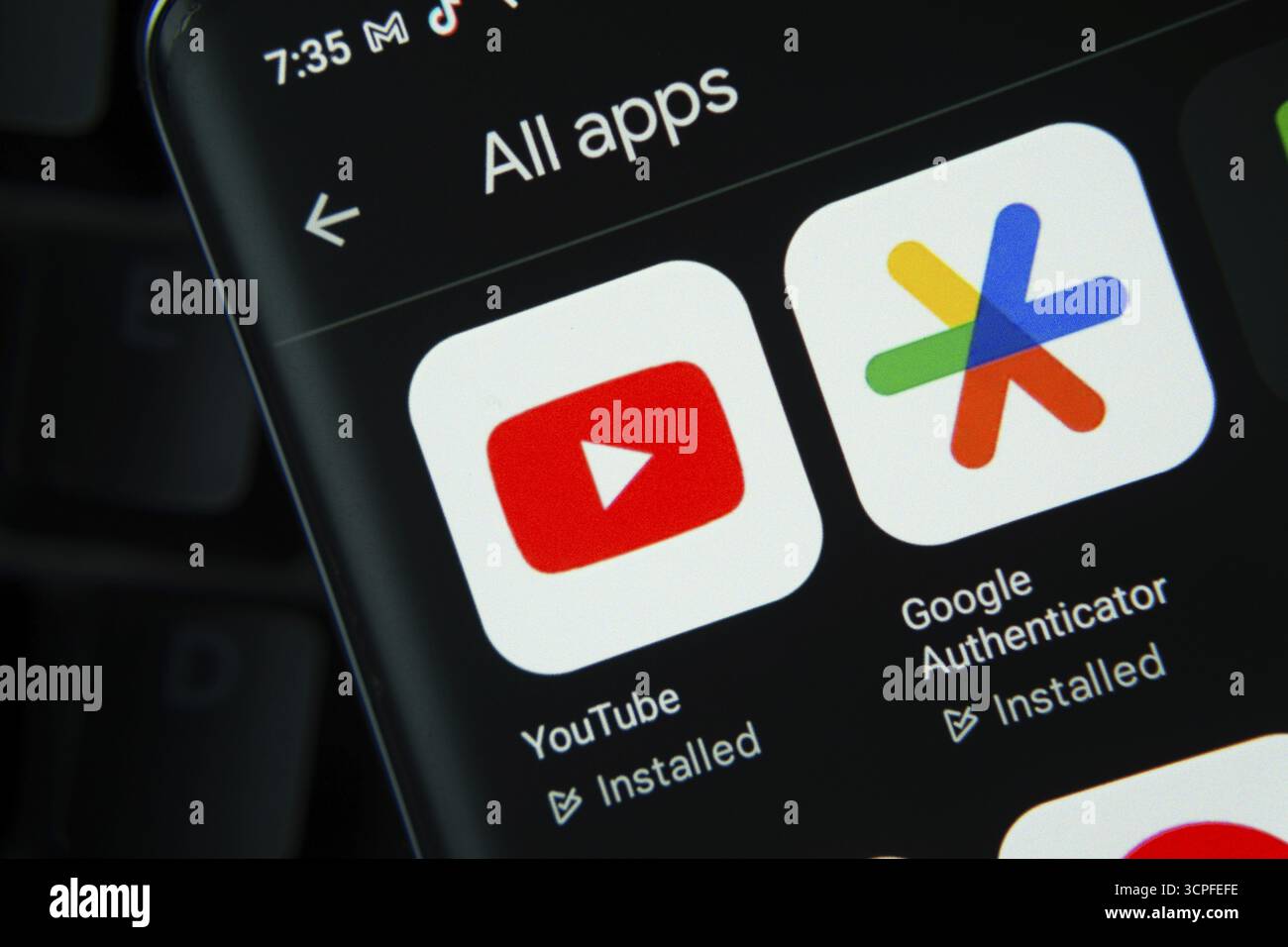Dhaka, Bangladesh- 27 juillet 2025 : YouTube, Google Authenticator application de Google Playstore est affiché sur un écran de smartphone Banque D'Images