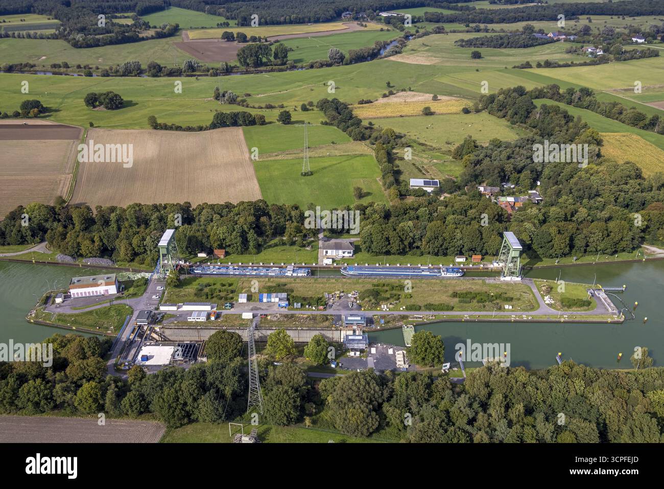 Photo aérienne, écluse de Huenxe sur le canal Wesel-Datteln, pétroliers, Huenxe, région de la Ruhr, Rhénanie du Nord-Westphalie, Allemagne, DE, Europe, canal, photo aérienne, ae Banque D'Images