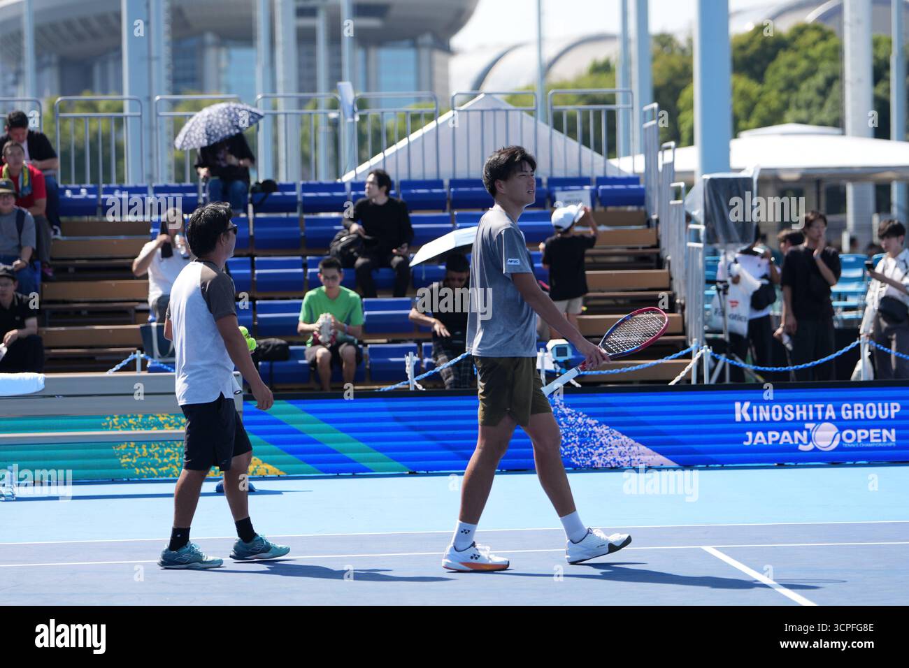 Tokyo, Japon. 26 septembre 2025. L'indien Rohan Bopanna et le japonais Takeru Yuzuki pendant la séance d'entraînement avant leur prochain match de double masculin de 2e tour des championnats de tennis ouverts ATP500 Kinoshita Group Japan 2025.Credit :Ranjith Kumar/Alamy Live news Banque D'Images
