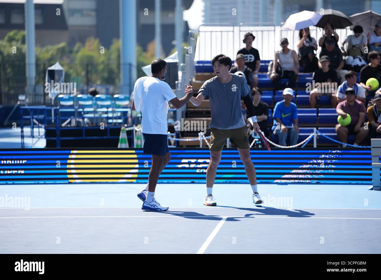 Tokyo, Japon. 26 septembre 2025. L'indien Rohan Bopanna et le japonais Takeru Yuzuki pendant la séance d'entraînement avant leur prochain match de double masculin de 2e tour des championnats de tennis ouverts ATP500 Kinoshita Group Japan 2025.Credit :Ranjith Kumar/Alamy Live news Banque D'Images