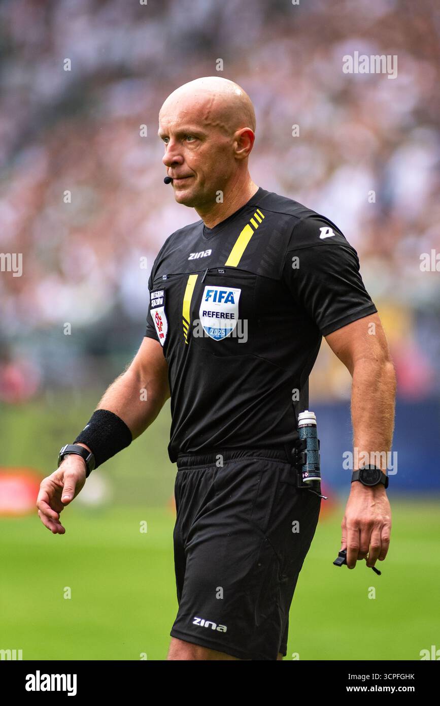 Szymon Marciniak, arbitre polonais le plus célèbre lors du match Ekstraklasa de Legia Varsovie contre Radomiak Radom. Banque D'Images