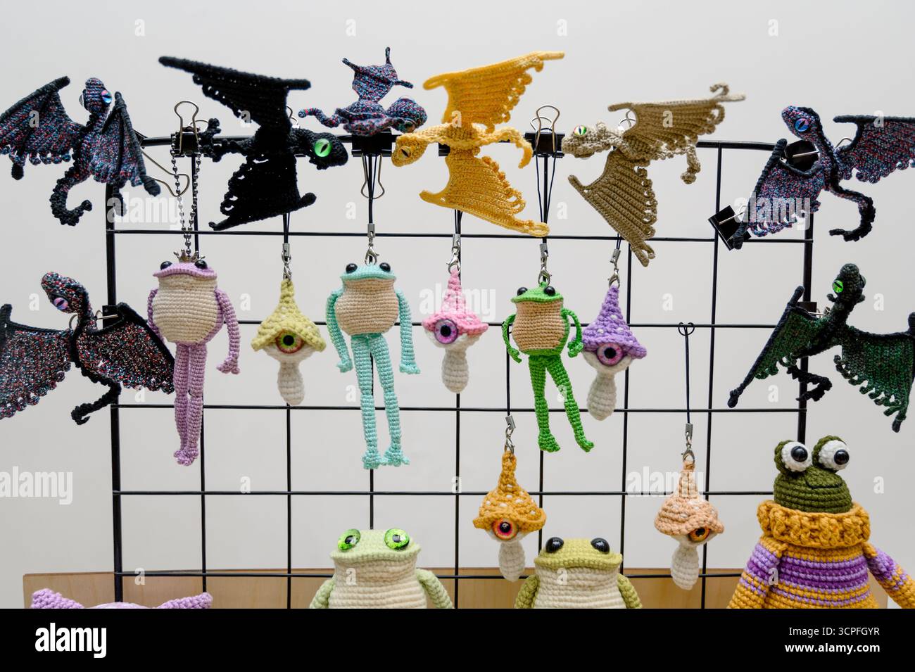 Un ensemble de jouets amigurumi crochetés sous la forme de personnages fictifs. Une collection de jouets tricotés de créateur à vendre. Artisanat, passe-temps, souvenirs Banque D'Images