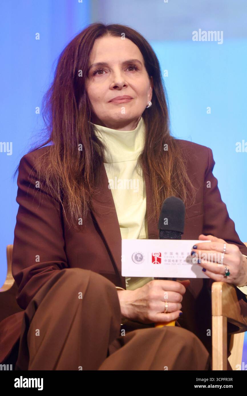 Beijing, Chine.23 septembre 2025. La projection du film In-I in Motion, avec Juliette Binoche, et sa séance d'échange post-projection ont eu lieu aux Archives du film de Chine à Pékin dans la soirée du 23 septembre 2025. Cet événement s'inscrivait dans le cadre de la série de dialogues d'images France-Chine « Wind Ships, Shadows Move », un programme spécial du Forum culturel de Beijing 2025. Crédit : Yi Haifei/China News Service/Alamy Live News Banque D'Images