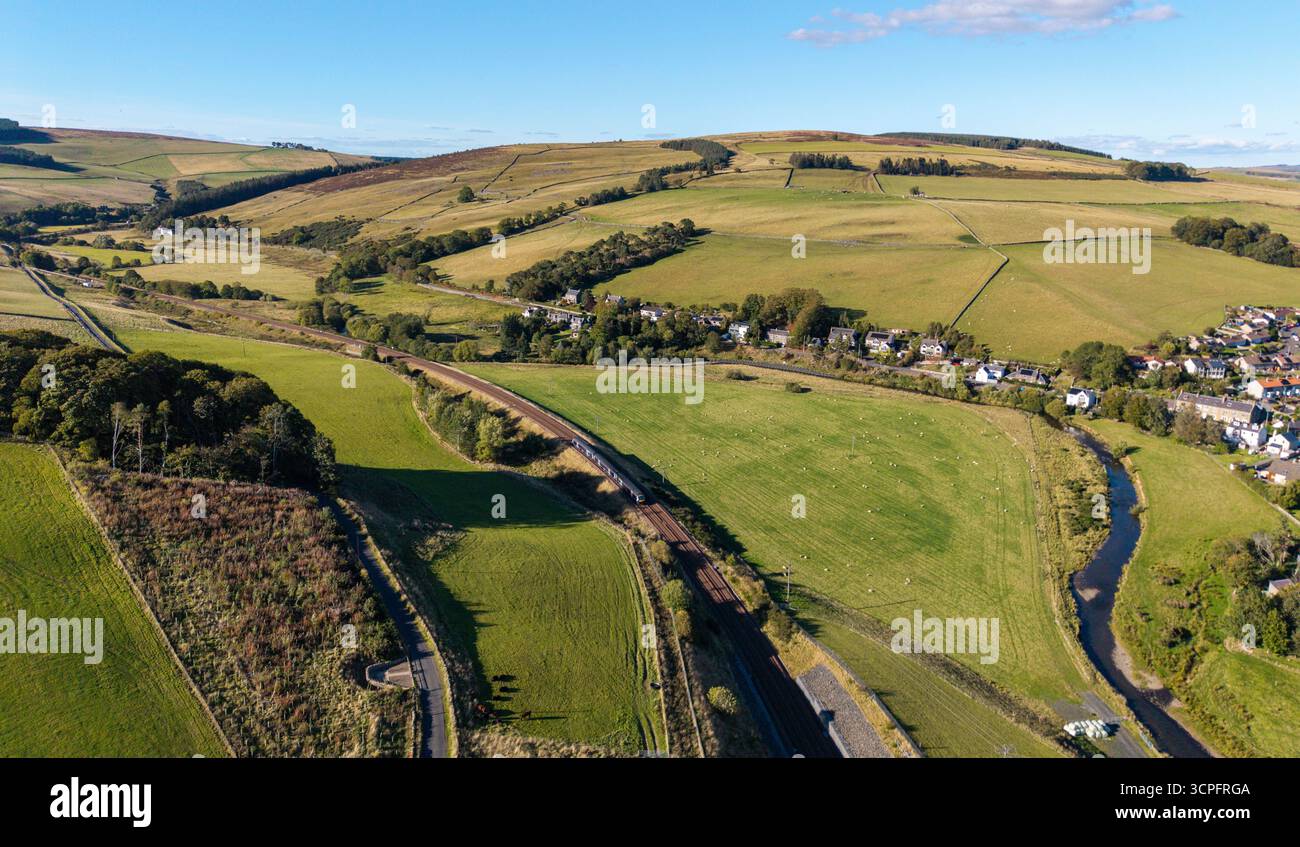 Vue aérienne par drone de la ligne de chemin de fer de Borders au village de Stow, région de Borders, Écosse. Banque D'Images