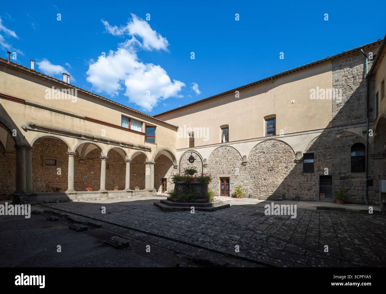 Cloître d'Abbazia di San Salvatore, église médiévale de style roman en Toscane, Italie Banque D'Images