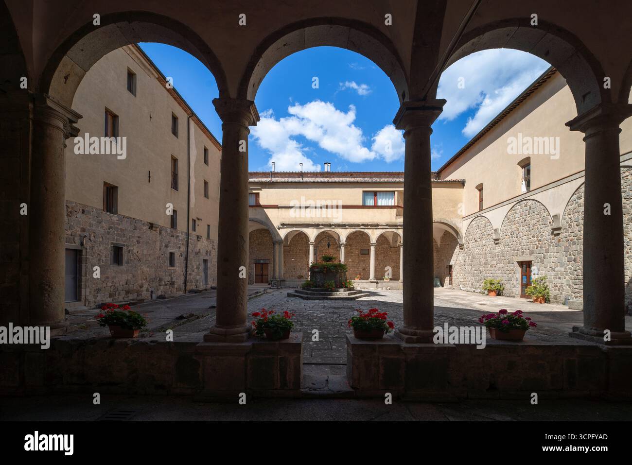 Cloître d'Abbazia di San Salvatore, église médiévale de style roman en Toscane, Italie Banque D'Images
