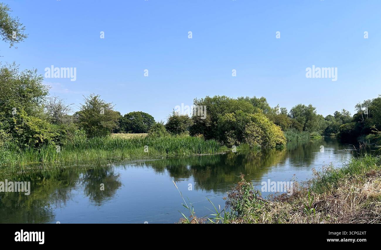 Vues estivales sur la rivière Avon près de Downton, Wiltshire, Royaume-Uni - Image de stock capturée avec un smartphone
