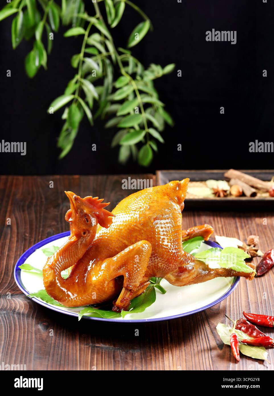 Poulet glacé entier de style chinois sur table en bois rustique Banque D'Images