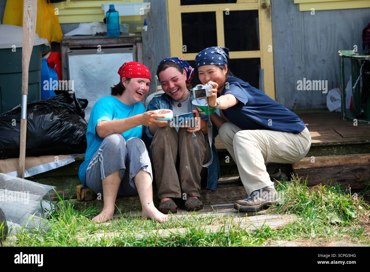 Les chercheurs du projet Puffin Liz Zinsser, Maki Briggs et Juliet Lambs Project Puffin sur Eastern Egg Rock Island, dans le Maine. Banque D'Images