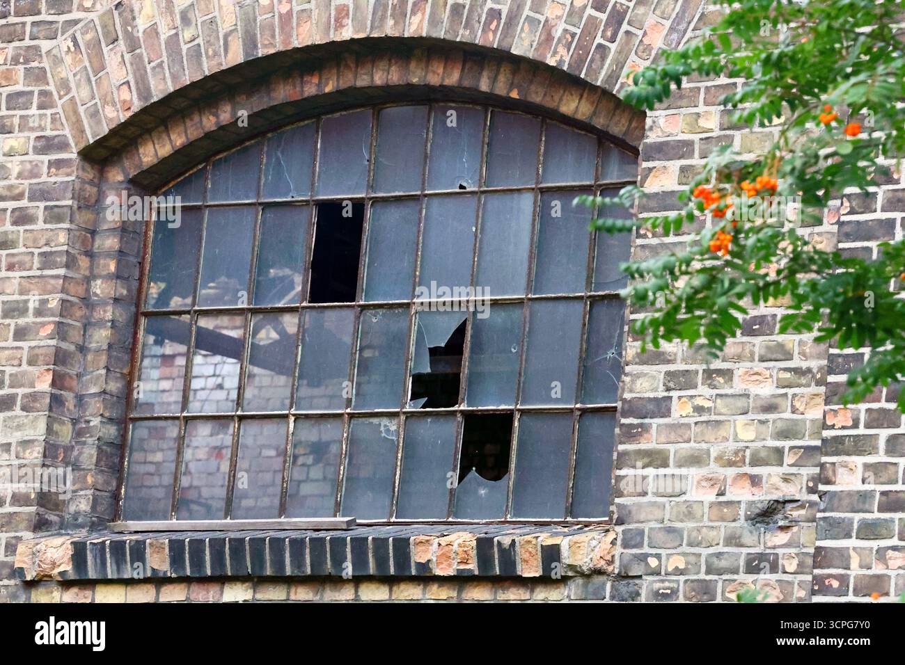 Fenêtre cassée dans un vieux bâtiment de brique de Weathered Factory Banque D'Images