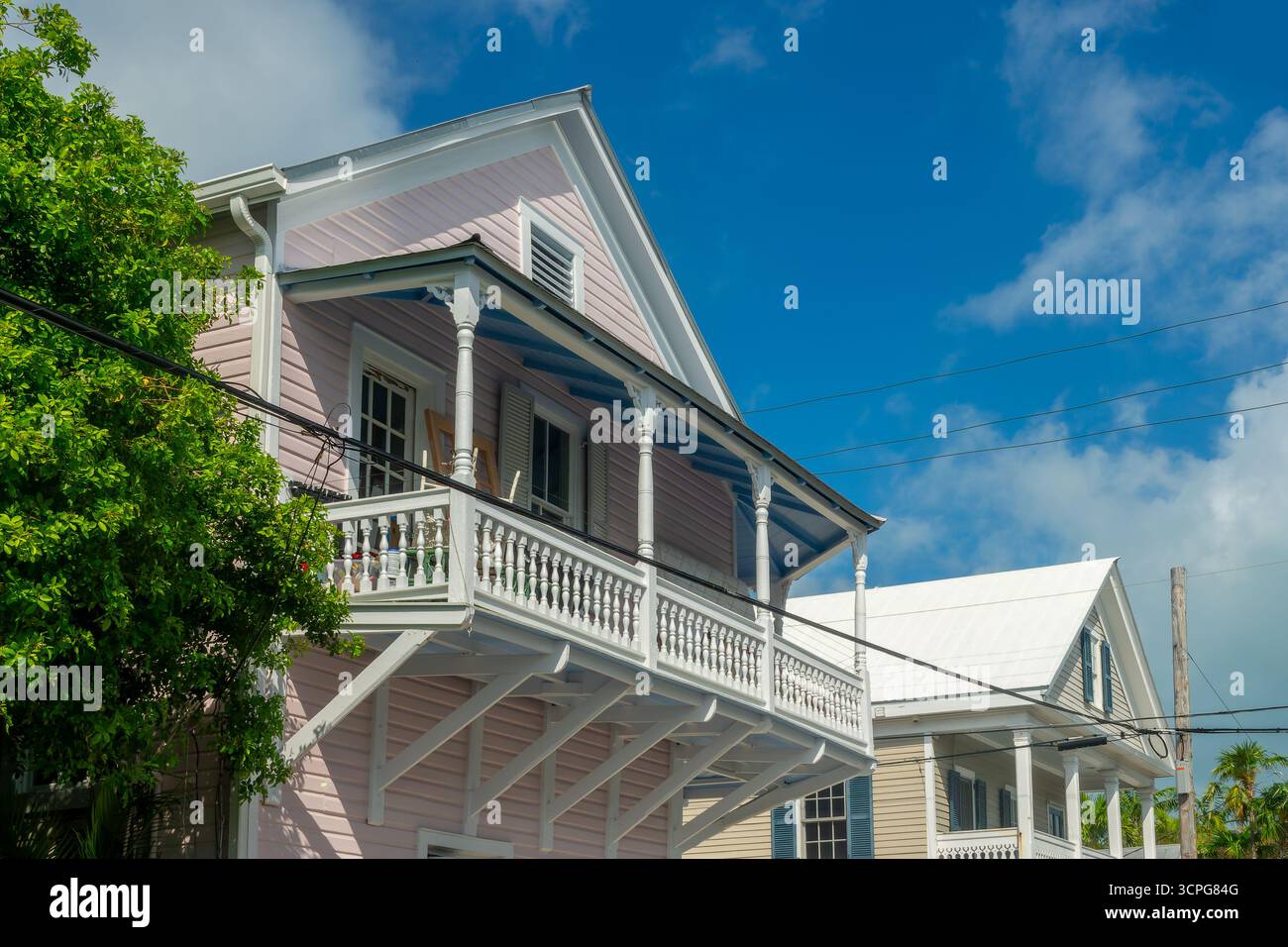 Conque avec balcon, architecture aux couleurs pastel à Key West, Floride Banque D'Images