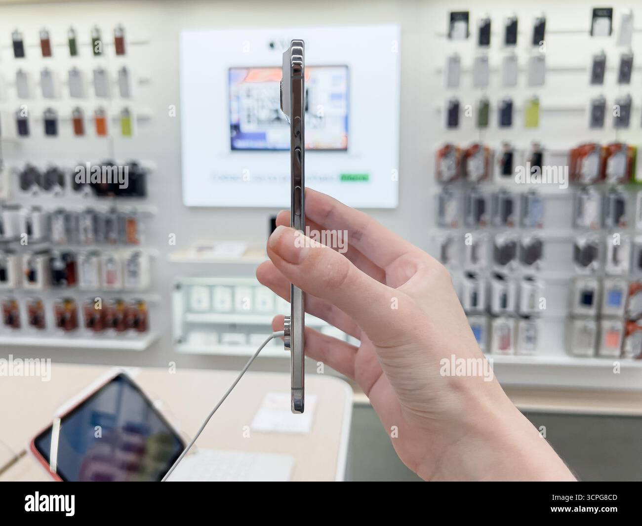 Poznan, Pologne - 20 septembre 2025 : vue latérale d'un iPhone Air présenté dans un magasin de détail lumineux, mettant l'accent sur le design et la technologie élégants des smartphones Banque D'Images