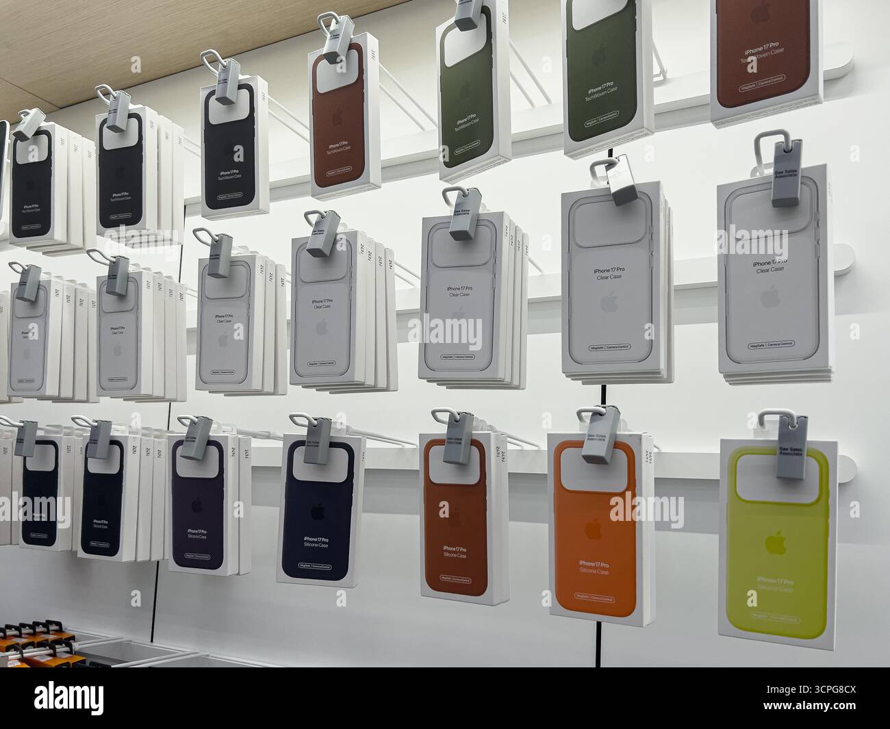 Poznan, Pologne - 20 septembre 2025 : les coques Apple iPhone 17 Pro, disponibles en styles transparent, silicone et tech-tissé, sont bien en évidence pour le CU Banque D'Images