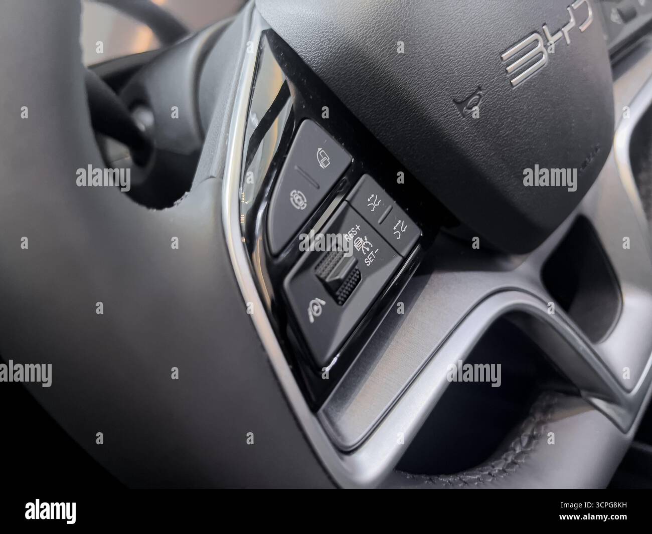 Poznan, Pologne - 20 septembre 2025 : intérieur du véhicule montrant des commandes modernes au volant pour des systèmes avancés d'aide à la conduite, améliorant la sécurité Banque D'Images