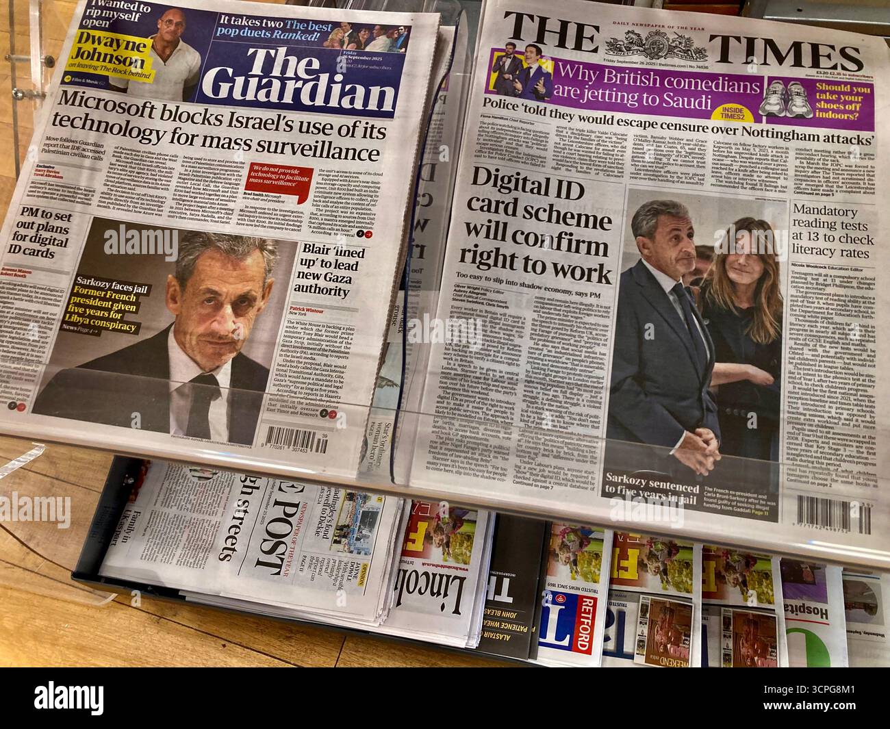 Photo en première page du rapport des journaux britanniques L'ancien président français Nicolas Sarkozy risque la prison, donné cinq ans pour conspiration libyenne Banque D'Images