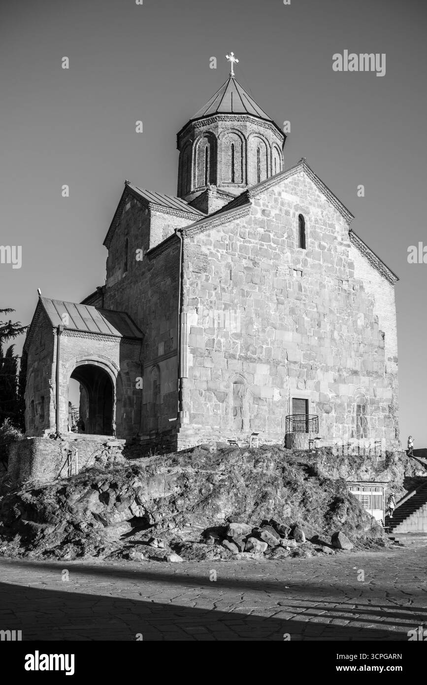 Église Metekhi de la Nativité de la mère de Dieu sur une falaise au-dessus de la rivière Mtkvari à Tbilissi, capitale de la Géorgie, le 25 septembre 2025 Banque D'Images