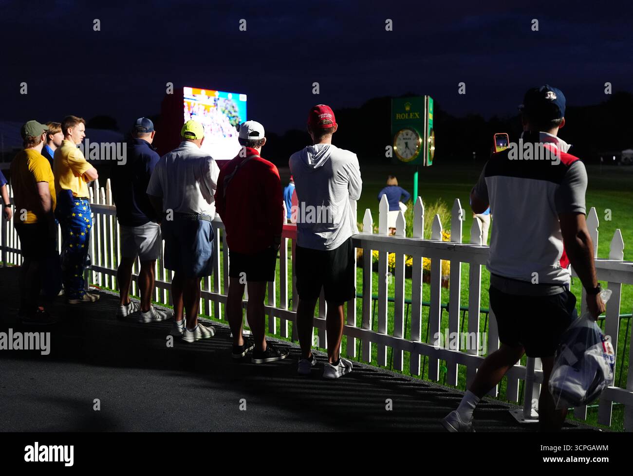 Les fans regardent le chaud avant les foursomes du matin le premier jour de la Ryder Cup 2025 au Bethpage Black course, Farmingdale, New York. Date de la photo : vendredi 26 septembre 2025. Banque D'Images