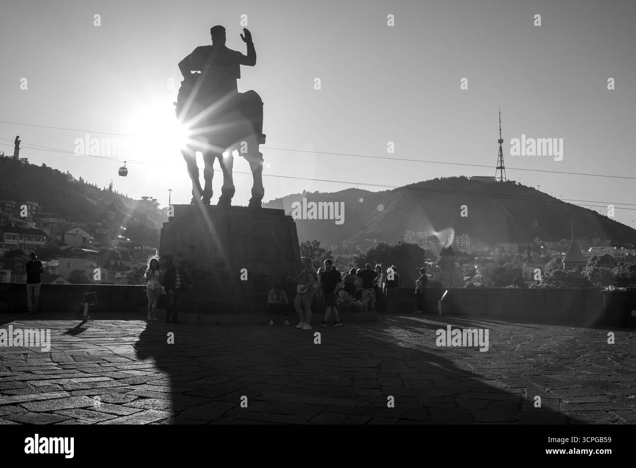 Monument du roi Vakhtang Gorgasali sur une falaise au-dessus de la rivière Mtkvari à Tbilissi, Géorgie, le 25 septembre 2025 Banque D'Images