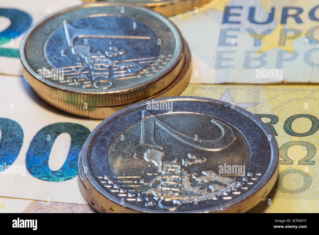 Gros plan des billets et pièces en euros Banque D'Images