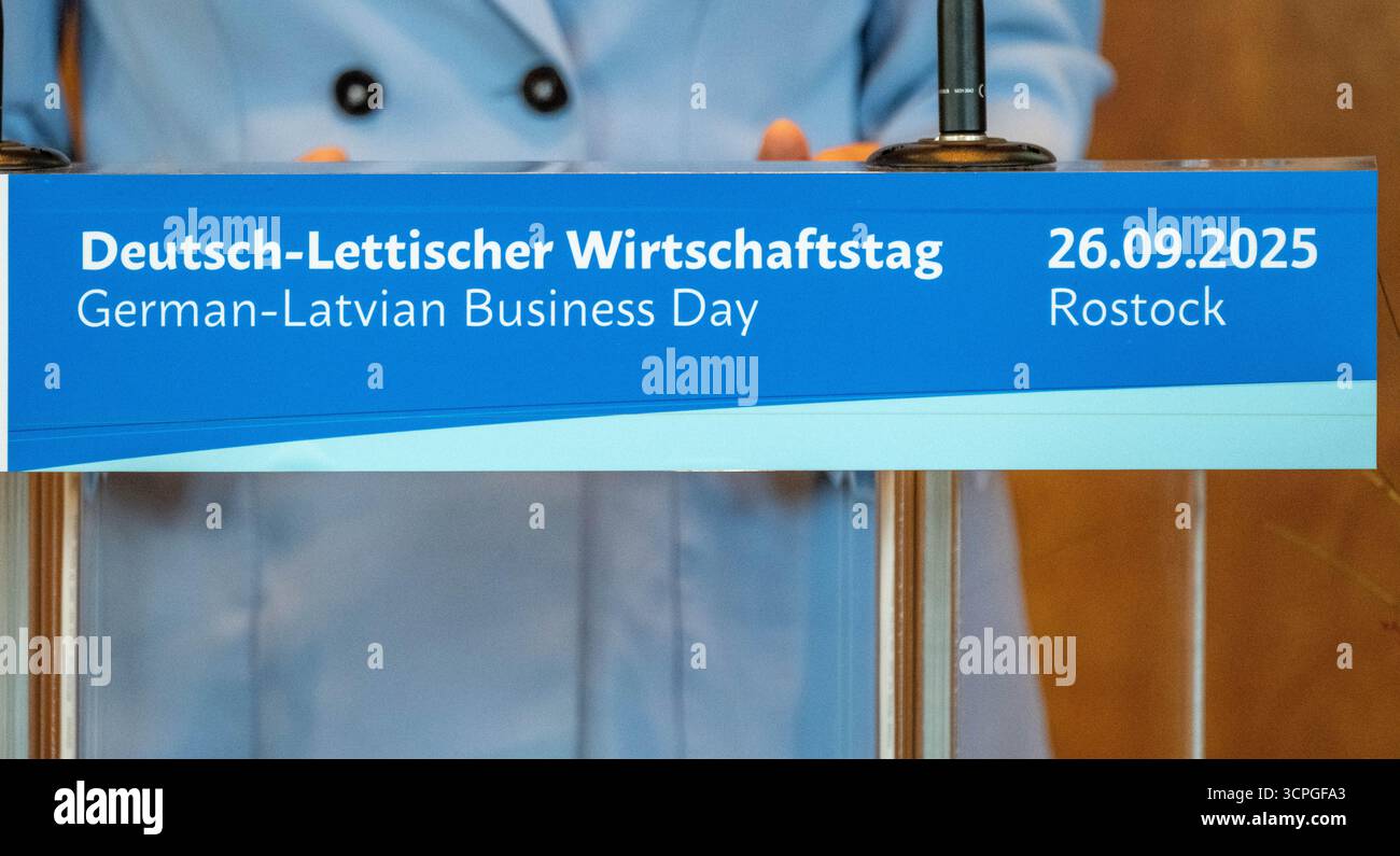 Rostock, Allemagne. 26 septembre 2025. Evika Sili·a, premier ministre de Lettonie, prend la parole lors de la journée germano-lettone des affaires à la HanseMesse. Crédit : Stefan Sauer/dpa/Alamy Live News Banque D'Images