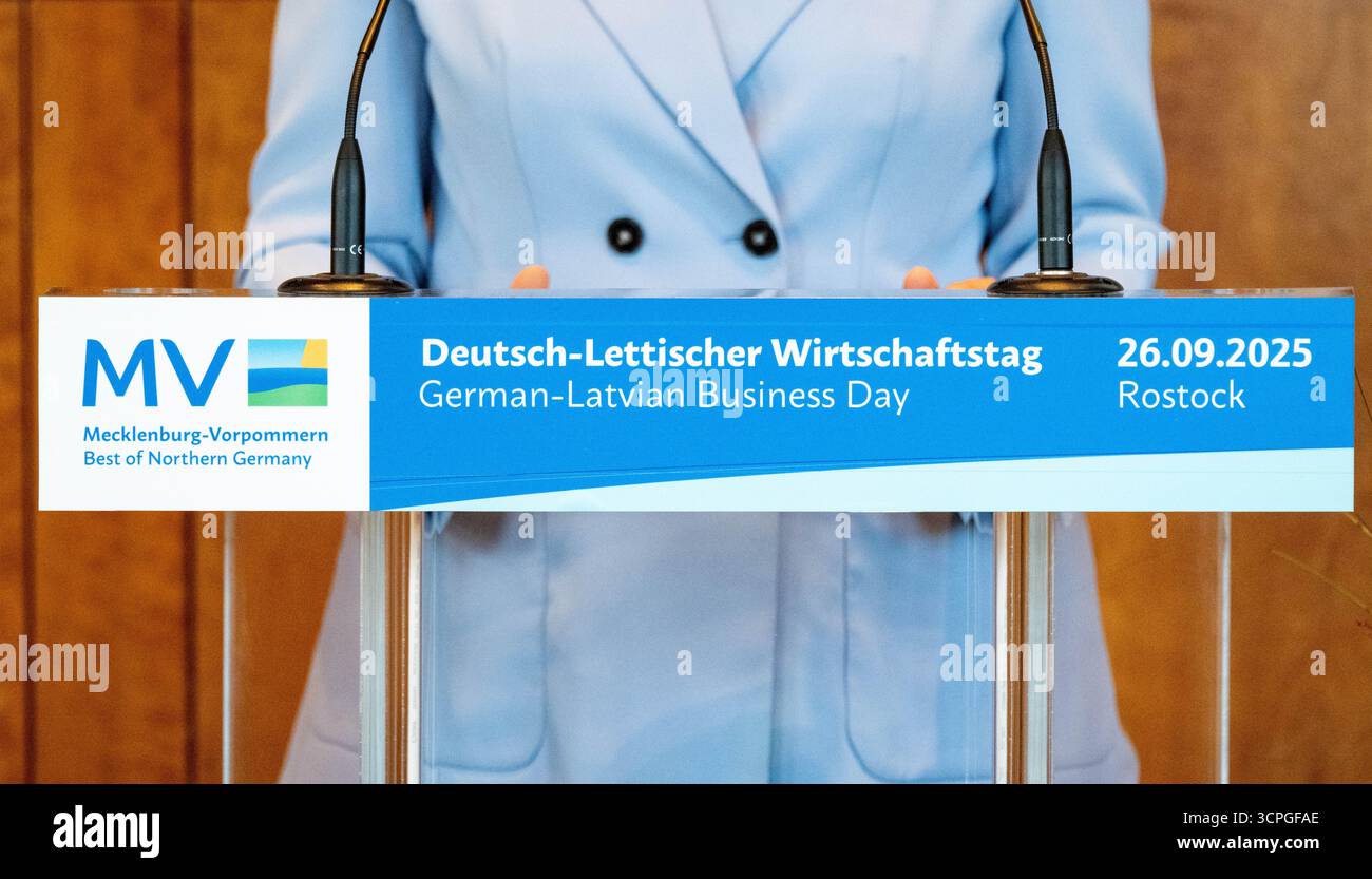 Rostock, Allemagne. 26 septembre 2025. Evika Sili·a, premier ministre de Lettonie, prend la parole lors de la journée germano-lettone des affaires à la HanseMesse. Crédit : Stefan Sauer/dpa/Alamy Live News Banque D'Images