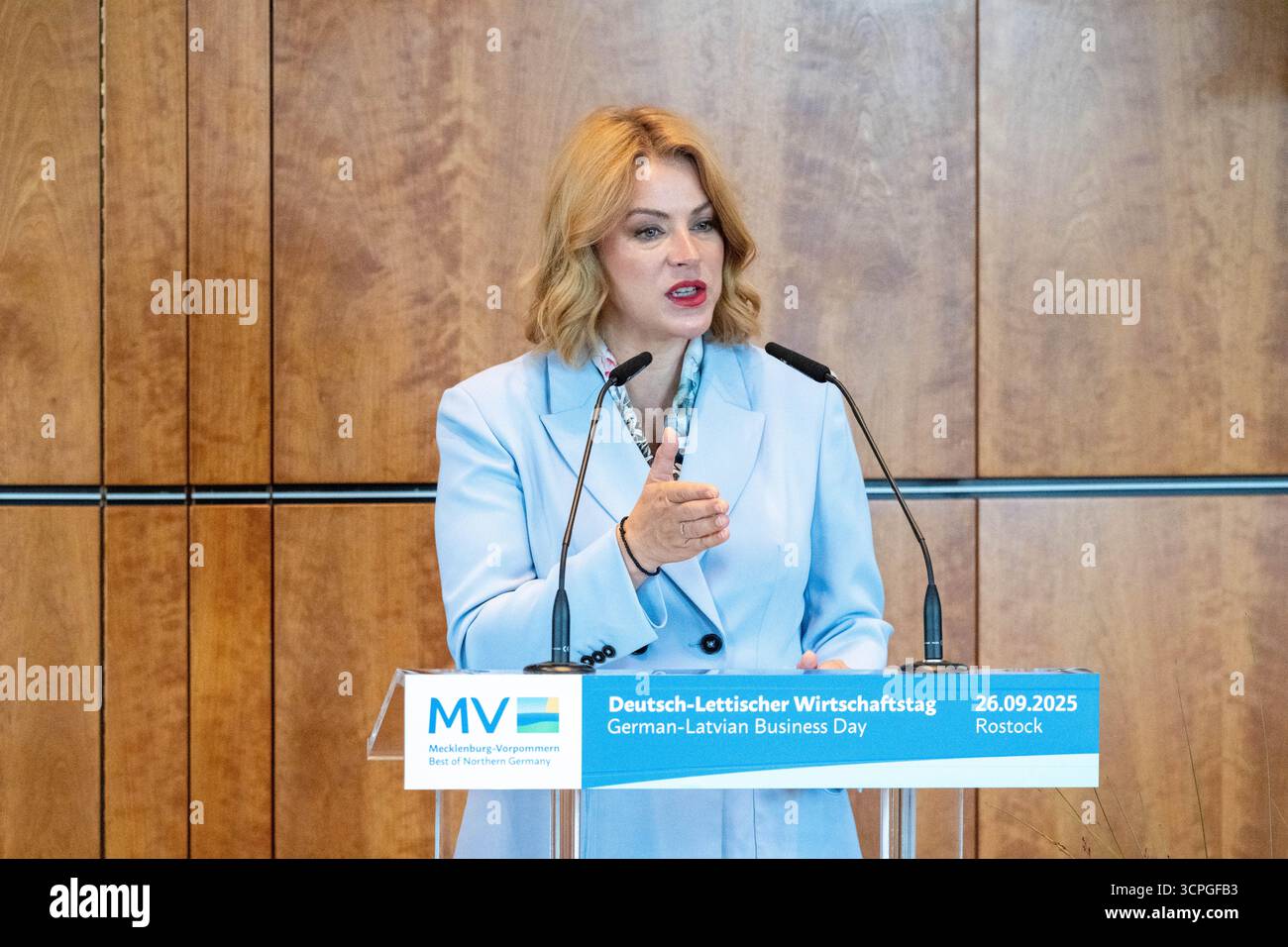 Rostock, Allemagne. 26 septembre 2025. Evika Sili·a, premier ministre de Lettonie, prend la parole lors de la journée germano-lettone des affaires à la HanseMesse. Crédit : Stefan Sauer/dpa/Alamy Live News Banque D'Images