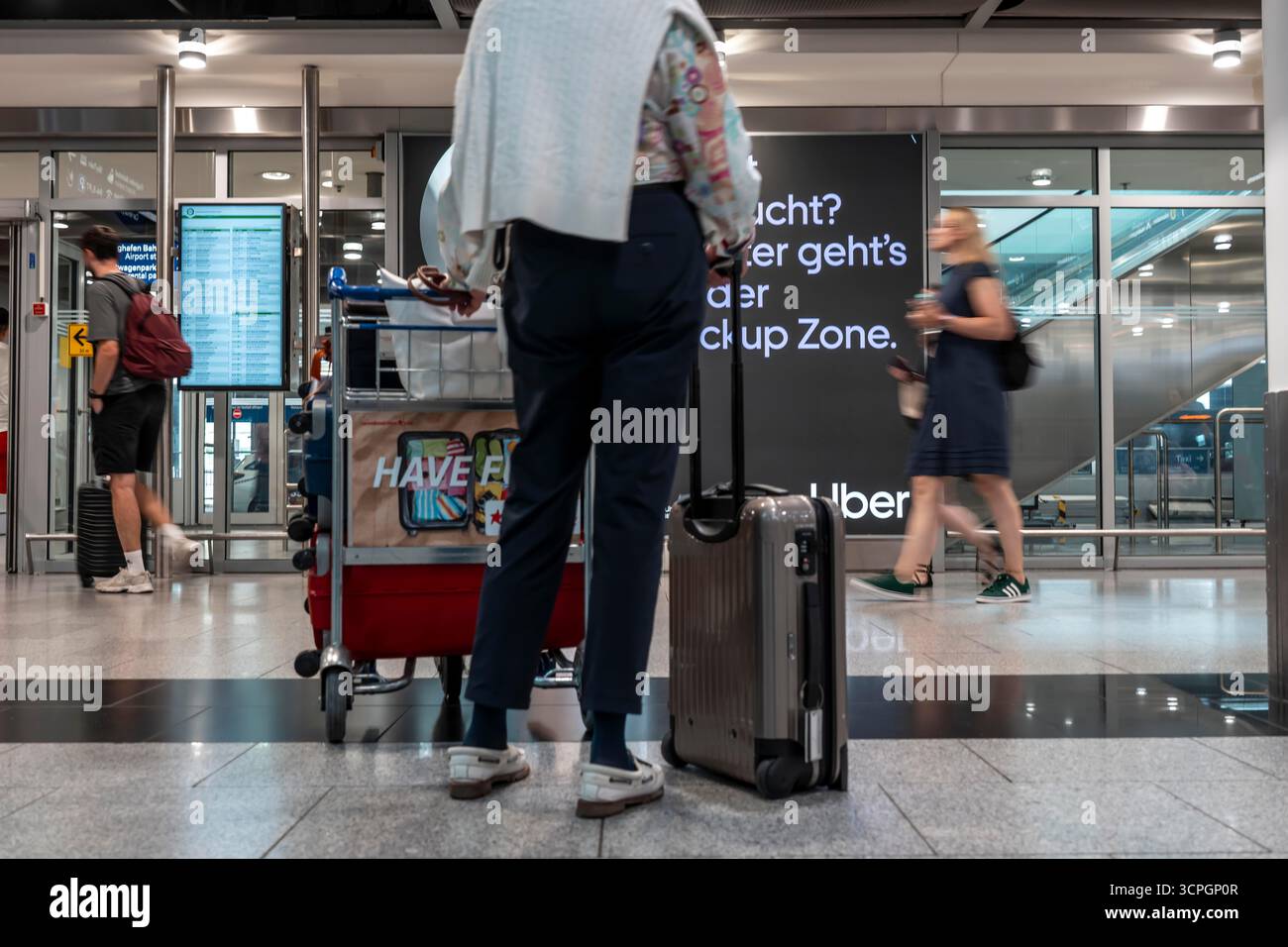 Publicité pour le service de transport de passagers en ligne Uber, service de taxi, passagers arrivant, bâtiment terminal, niveau des arrivées, Düsseldorf Airpor Banque D'Images