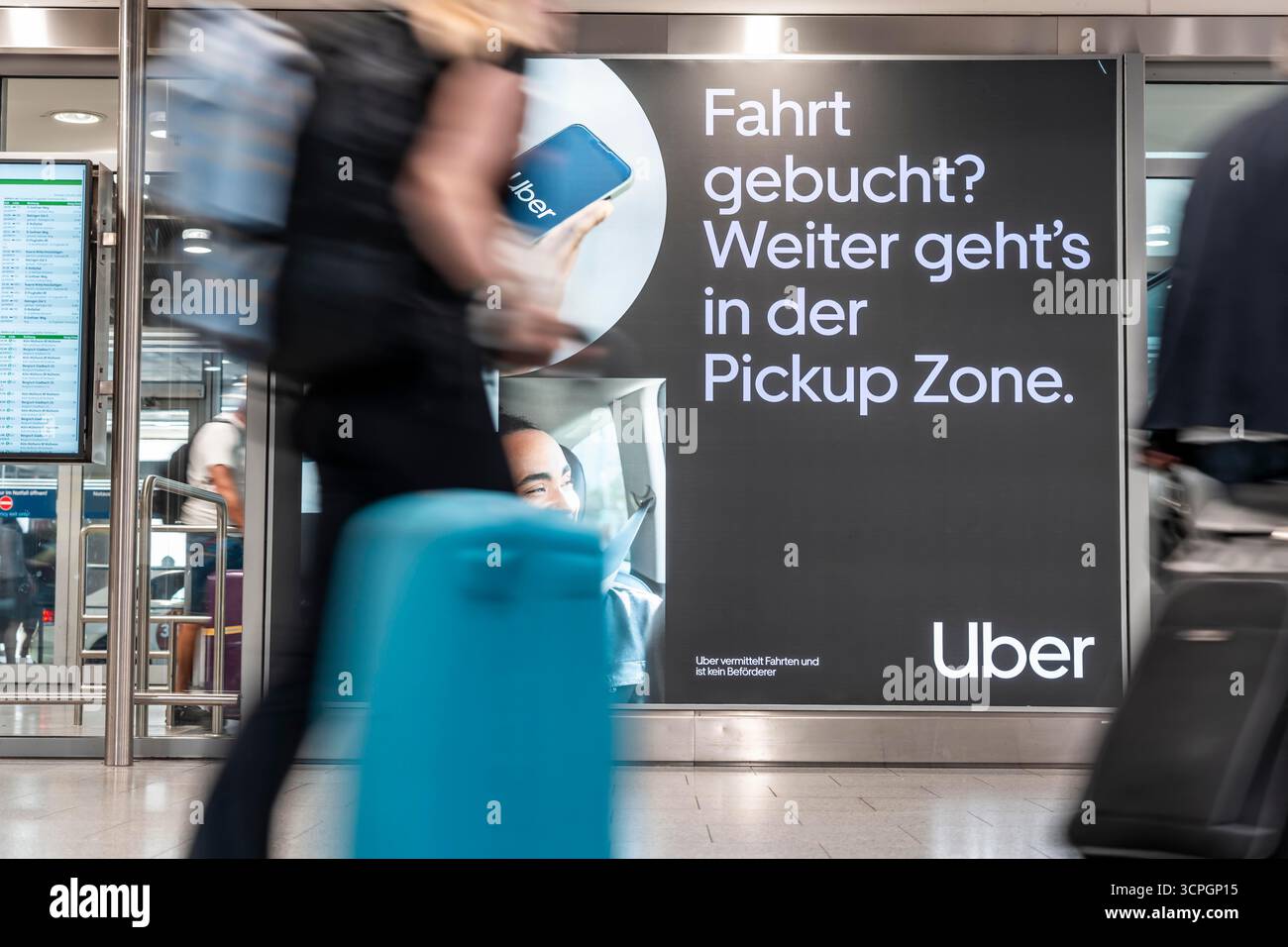 Publicité pour le service de transport de passagers en ligne Uber, service de taxi, passagers arrivant, bâtiment terminal, niveau des arrivées, Düsseldorf Airpor Banque D'Images