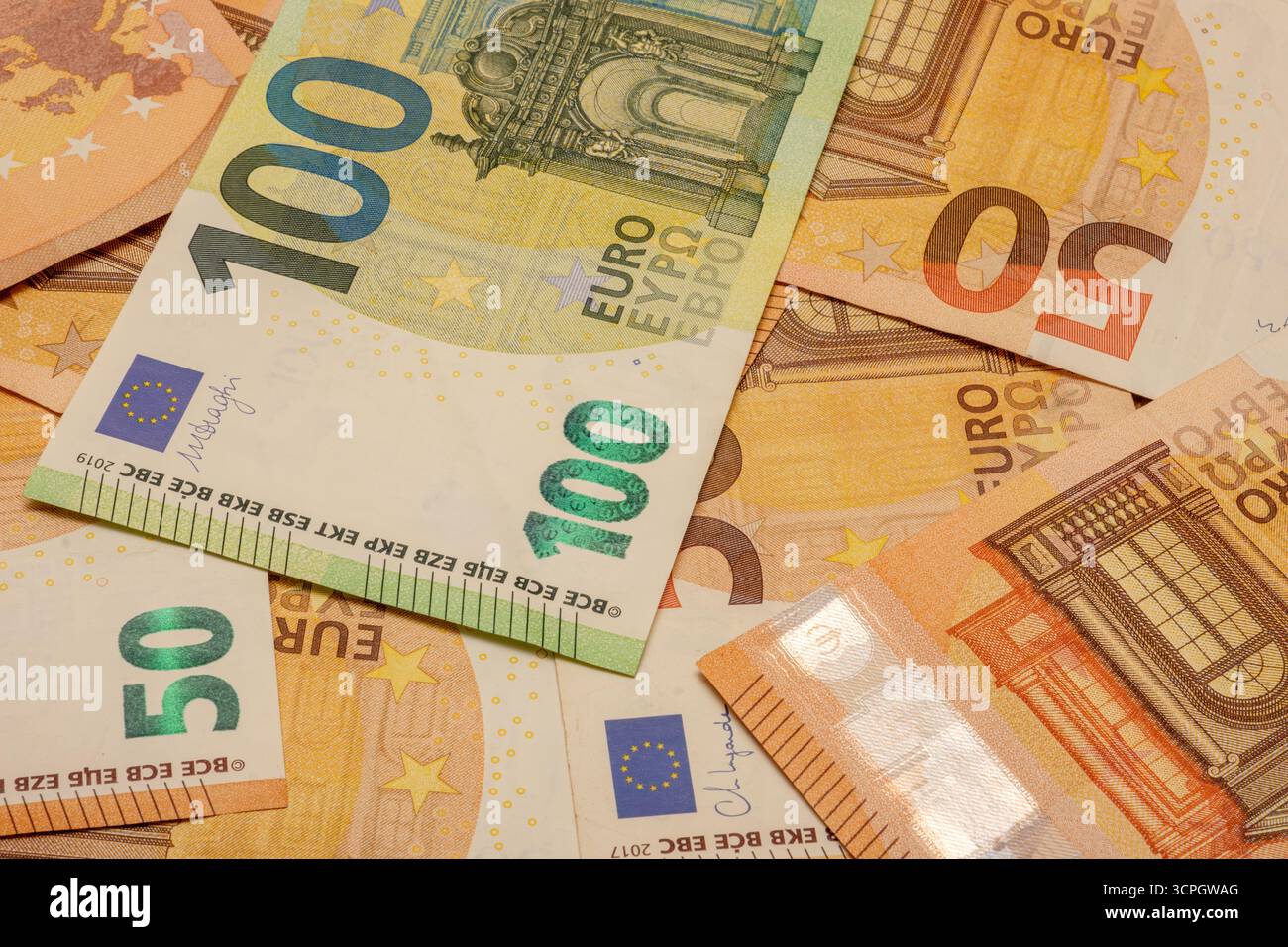Pile de billets en euros portant les numéros 100 et 50. Les billets de banque sont mélangés. Banque D'Images