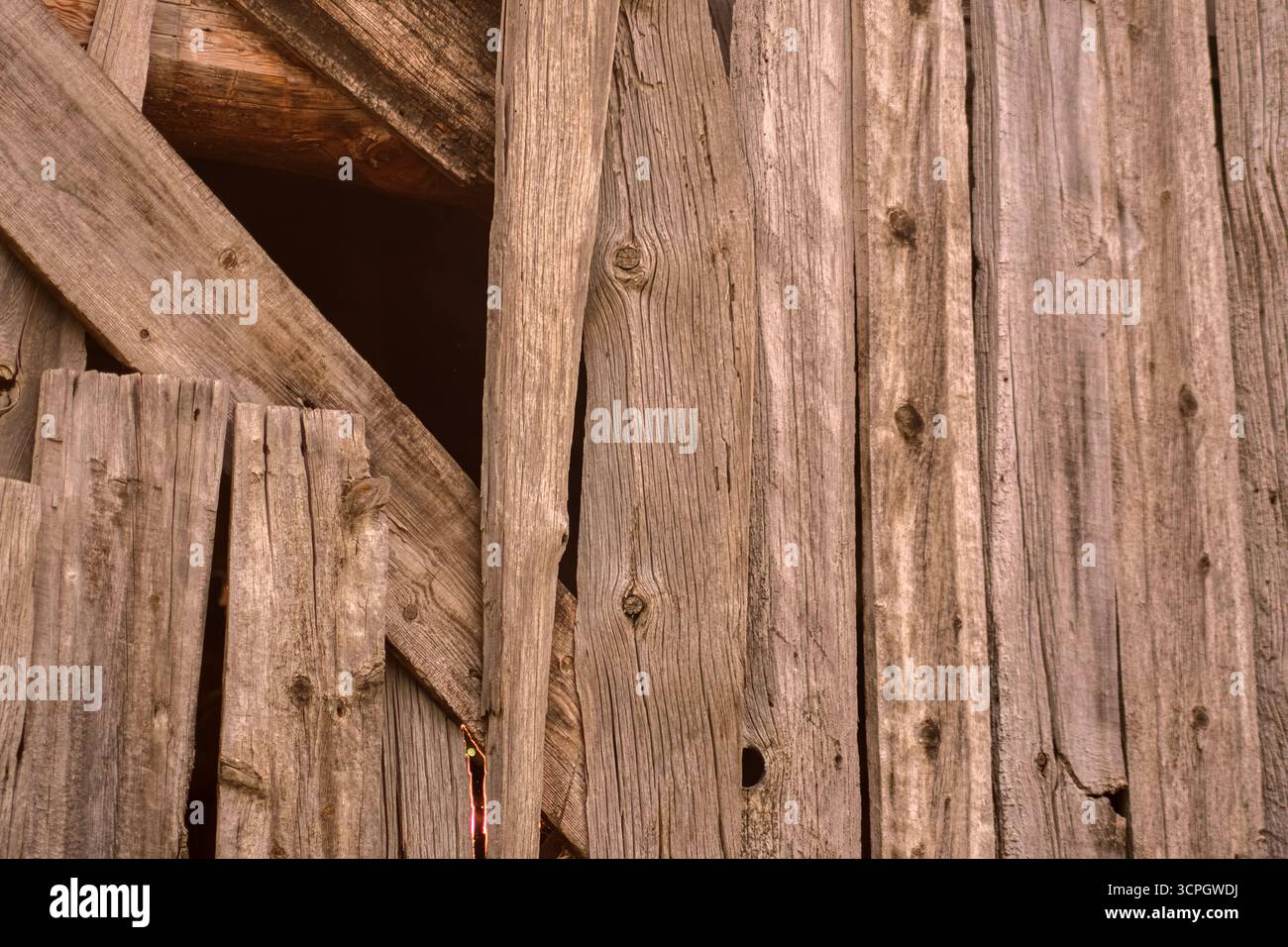 Aged Wooden Grange – planches en bois vieilli et rustique, mettant en valeur la beauté des textures naturelles avec des tons riches et terreux. Banque D'Images Aged Wooden Grange – planches en bois vieilli et rustique, mettant en valeur la beauté des textures naturelles avec des tons riches et terreux. Banque D'Images