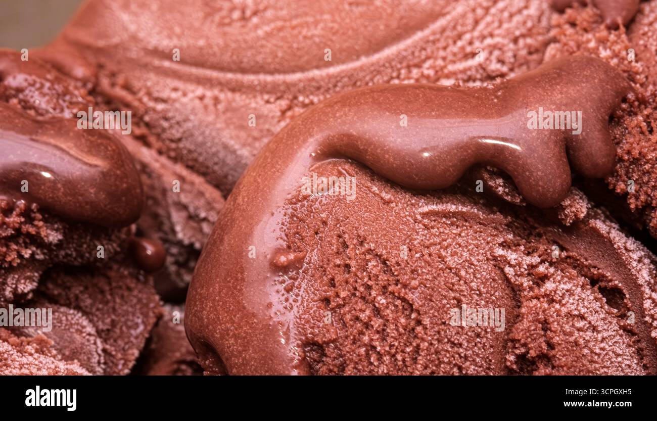 Macro photo de crème glacée au chocolat. Fond de texture plein cadre. Concept de menu de desserts sucrés Banque D'Images