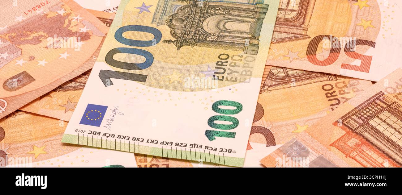 Pile de billets en euros photo en gros plan. Différentes dénominations, billets avers et inversés., symbolisant la finance européenne. Banque D'Images