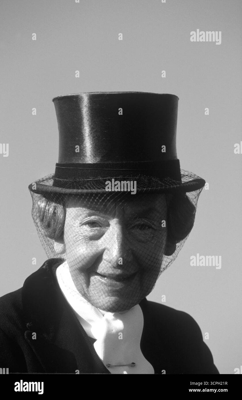 Femme portant le voile de chasse et chapeau haut de gamme en soie noire. Belvoir Hunt Leicestershire 1980s UK 1985 HOMER SYKES Banque D'Images