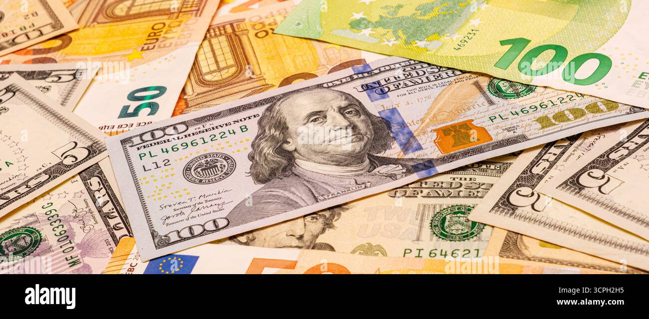 Répartition de différentes devises internationales, avec des dollars américains et des euros. Met en évidence les différentes dénominations, mettant en valeur la diversité du p global Banque D'Images
