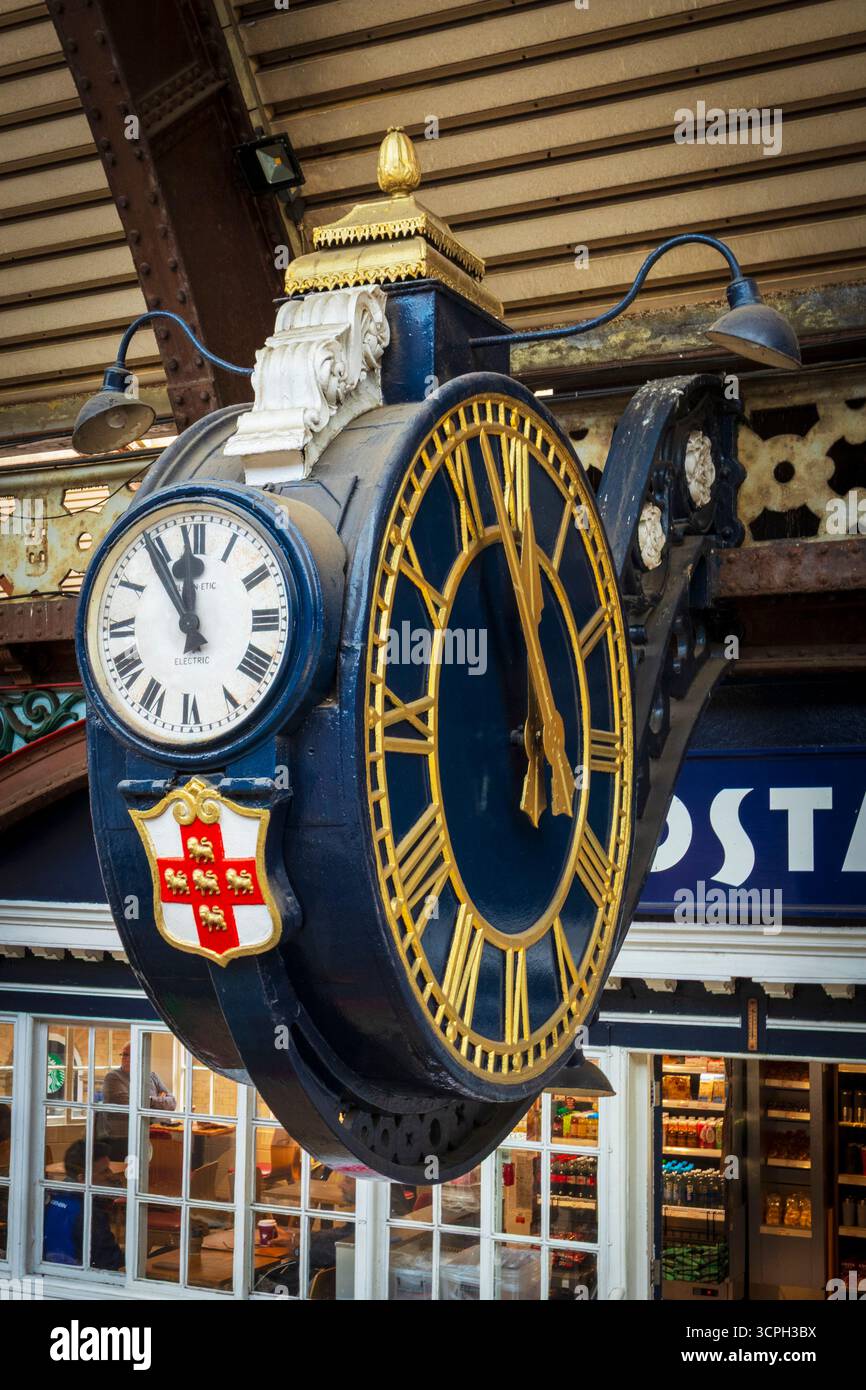 Horloge de gare ornée à la gare de York, y compris les armoiries de la ville de York Banque D'Images