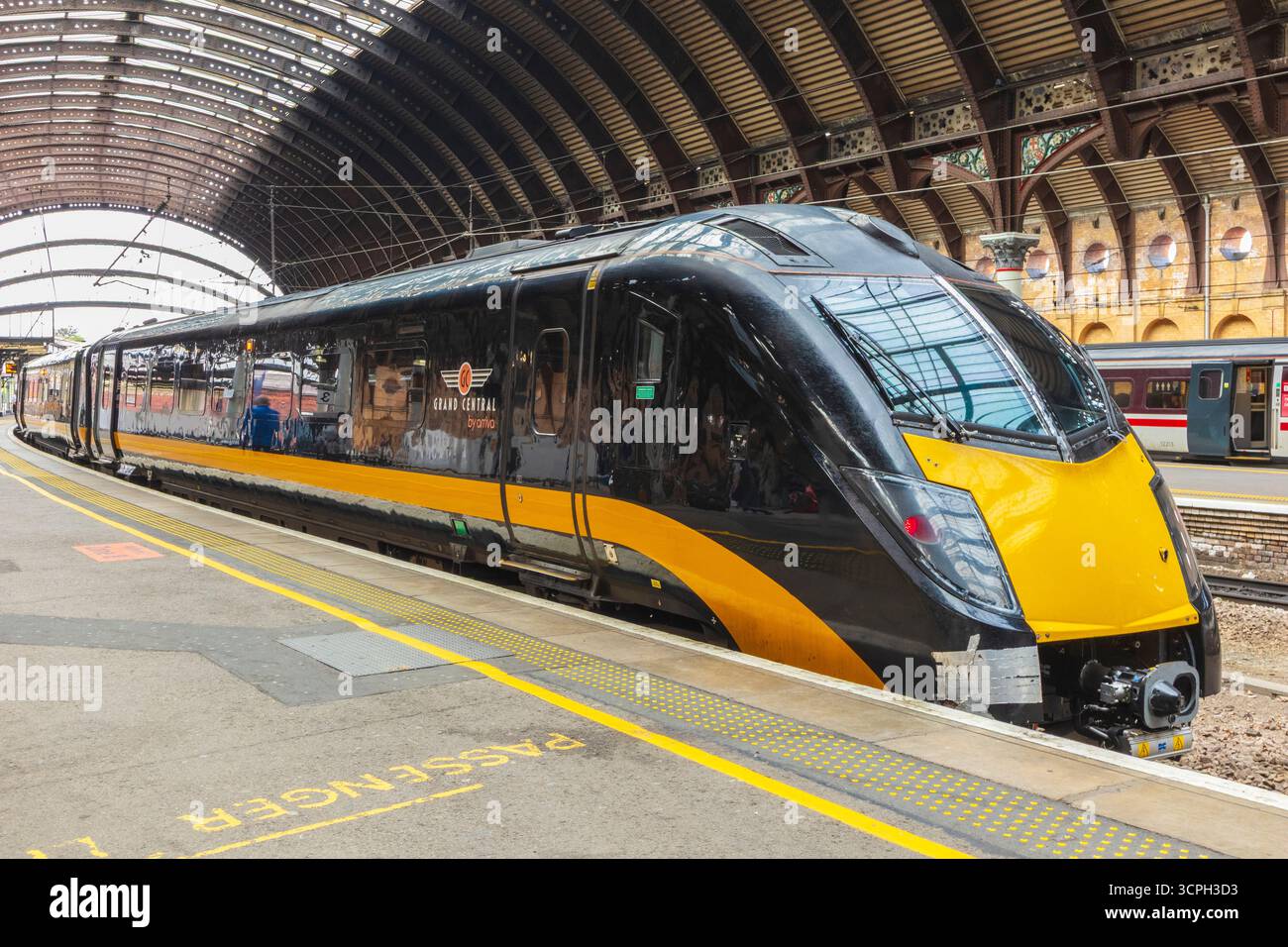 Grand Central train en attente de départ de la gare de York Banque D'Images