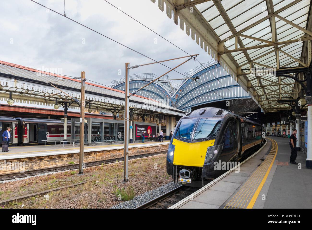 Grand Central train en attente de départ de la gare de York Banque D'Images
