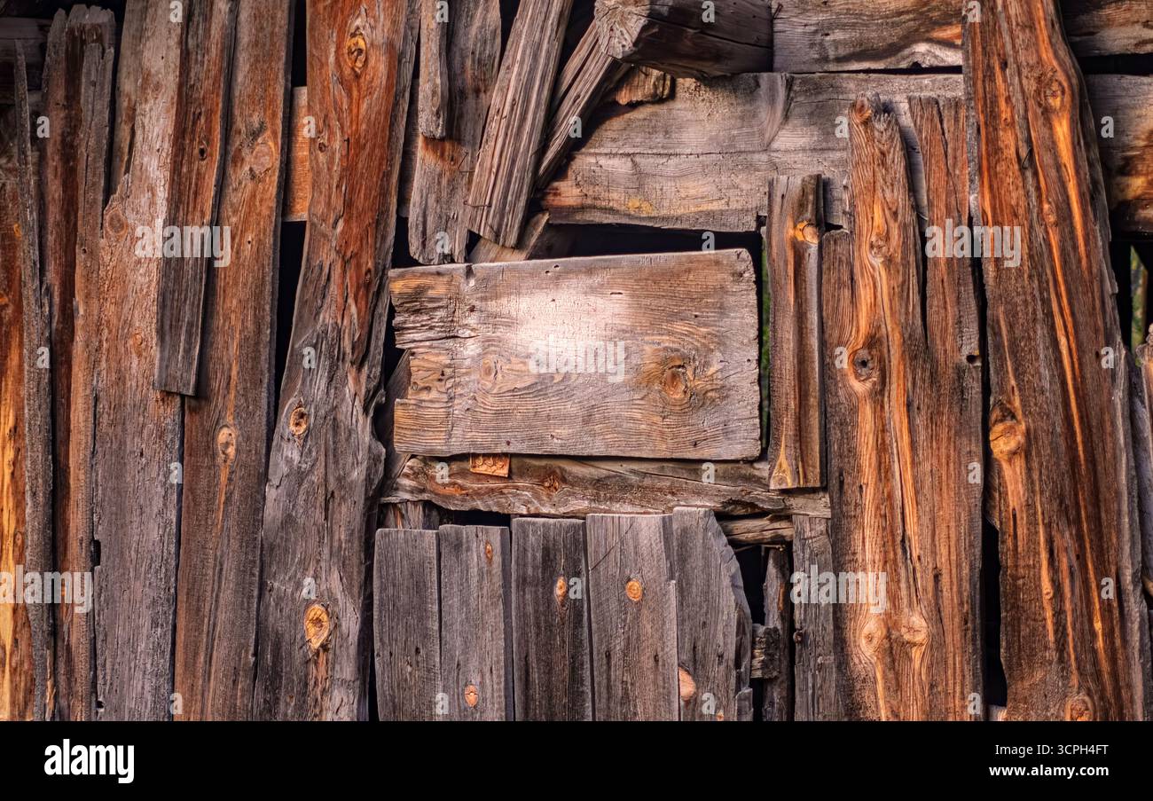 Mur en bois altéré avec altération, fissuration, présentant une surface rustique et texturée. Motif unique de fissures. Banque D'Images Mur en bois altéré avec altération, fissuration, présentant une surface rustique et texturée. Motif unique de fissures. Banque D'Images