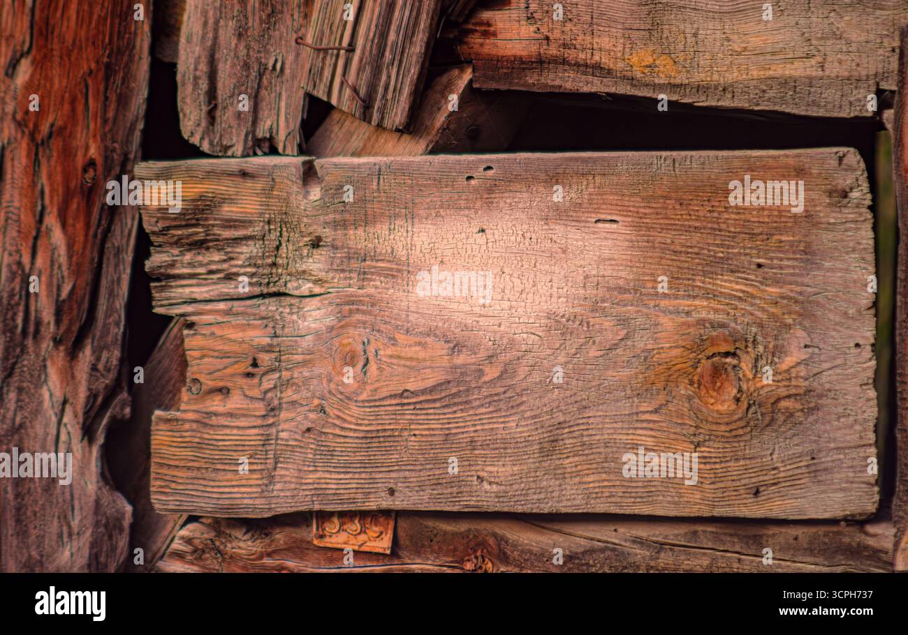 Gros plan de planches de bois vieillies avec des détails de textures rustiques. Bois vieilli montrant des grains riches et caractère vintage. Arrière-plans ou projets de conception. Banque D'Images Gros plan de planches de bois vieillies avec des détails de textures rustiques. Bois vieilli montrant des grains riches et caractère vintage. Arrière-plans ou projets de conception. Banque D'Images