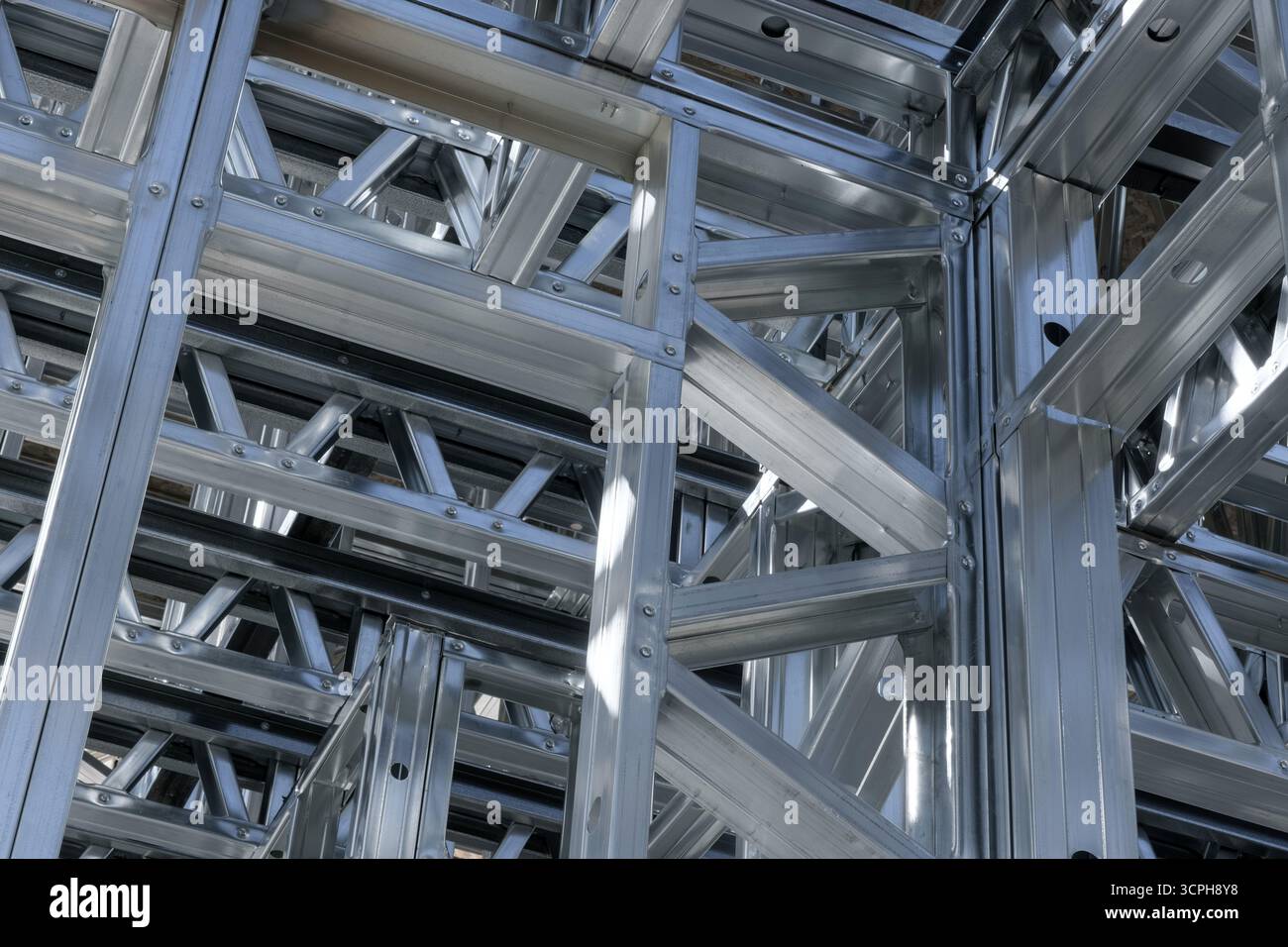 Détail architectural moderne, soulignant la précision et la résistance de la construction en acier. Structure de châssis en acier avec poutres et joints. Banque D'Images