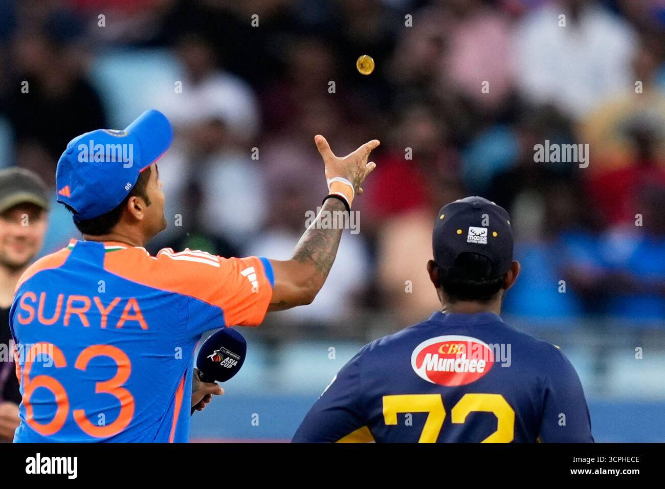 India's captain Suryakumar Yadav, left, tosses the coin as Sri Lanka's captain Charith Asalanka looks on before the Asia Cup cricket match between India and Sri Lanka at Dubai International Cricket Stadium, United Arab Emirates, Friday, Sept. 26, 2025. (AP Photo/Altaf Qadri) Banque D'Images