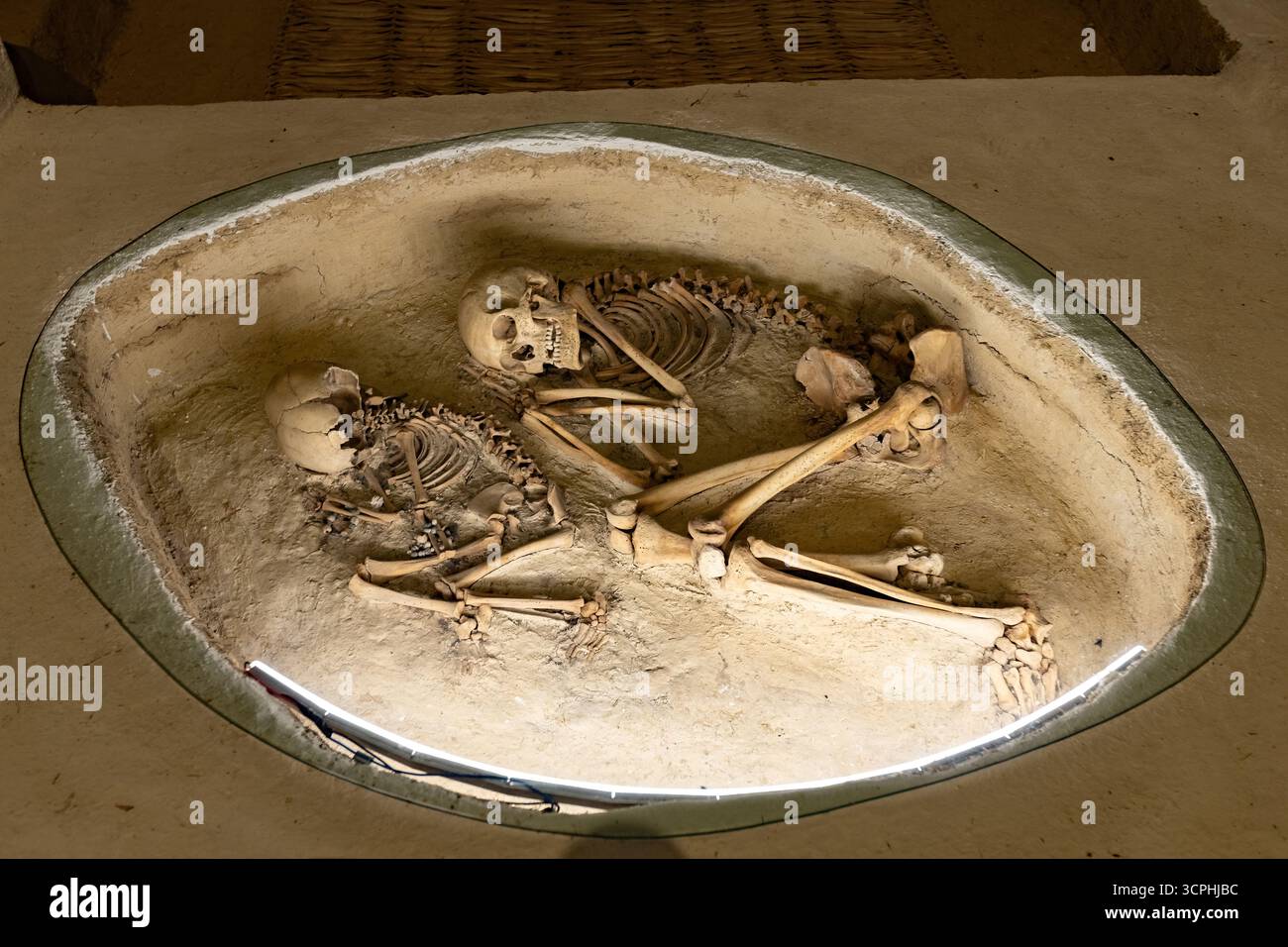 Lieu de sépulture humaine dans le Musée de la civilisation anatolienne à Ankara Turquie Banque D'Images