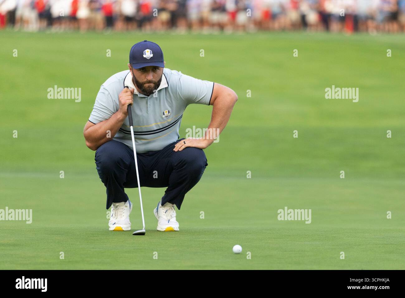 Farmingdale, États-Unis. 26 septembre 2025. Jon Rahm de l'équipe Europe aligne un putt sur le 1er green quand lui et Tyrrell Hatton disputent un match contre Justin Thomas et Bryson DeChambeau de l'équipe des États-Unis à la 45e Ryder Cup au Black course au Bethpage State Park à Farmingdale, New York le vendredi 26 septembre 2025. L’Europe est actuellement titulaire de la Ryder Cup après sa victoire sur les États-Unis en 2023 au Marco Simone Golf and Country Club. Photo de Corey Sipkin/UPI crédit : UPI/Alamy Live News Banque D'Images