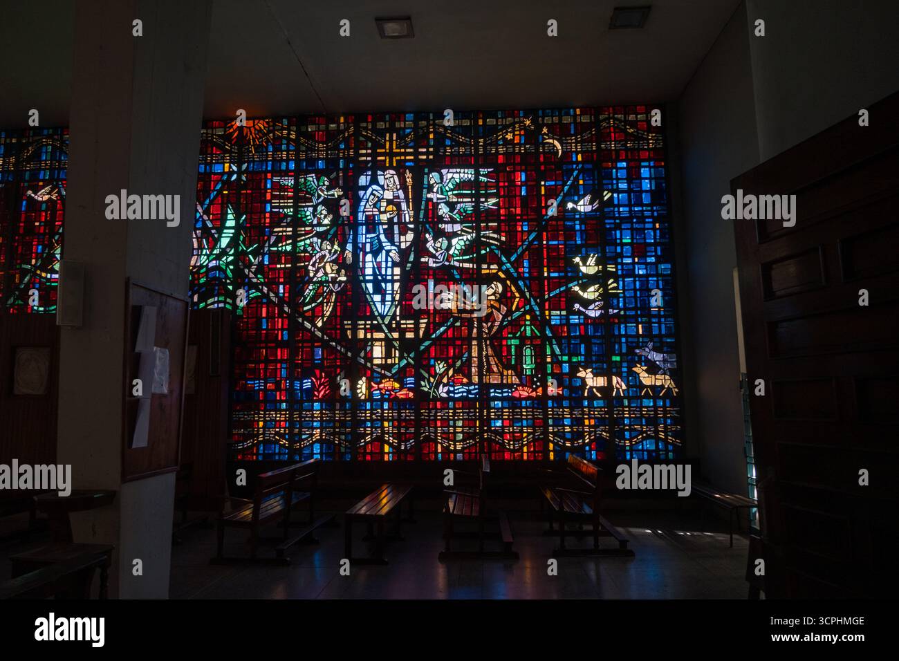 Superbe vitrail de l'artiste Gabriel Loire dans l'église notre-Dame de Lourdes Casablanca, Maroc Banque D'Images