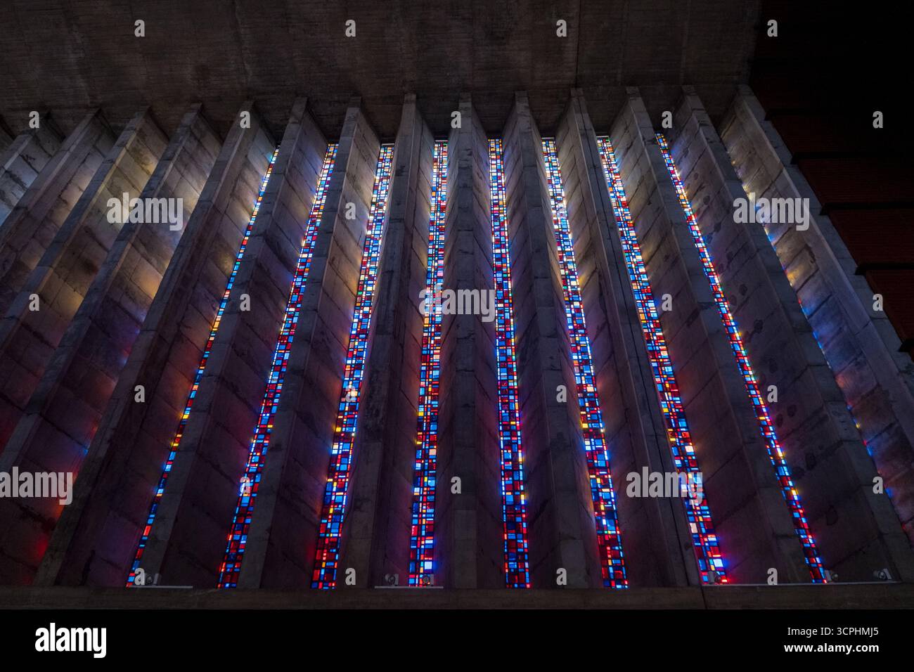 Superbe vitrail de l'artiste Gabriel Loire dans l'église notre-Dame de Lourdes Casablanca, Maroc Banque D'Images