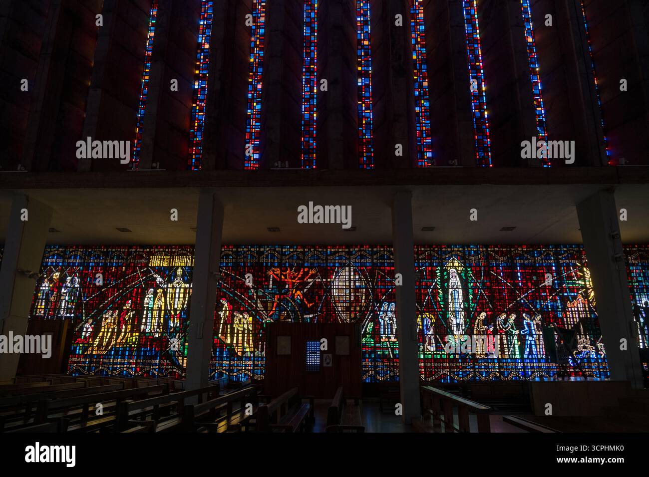 Superbe vitrail de l'artiste Gabriel Loire dans l'église notre-Dame de Lourdes Casablanca, Maroc Banque D'Images