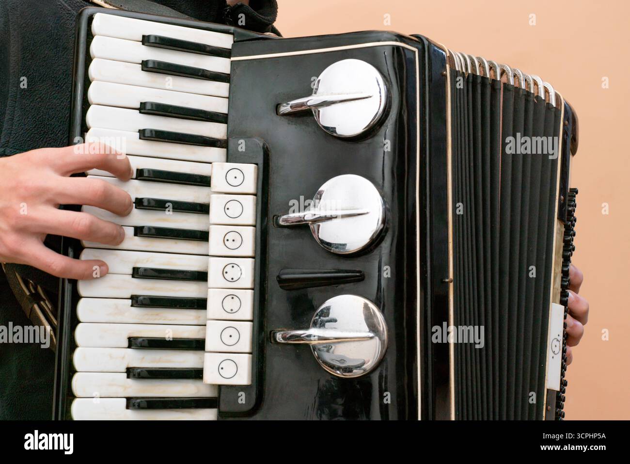 Musicien jouant d'un instrument folklorique, en appuyant sur les touches d'un accordéon Banque D'Images