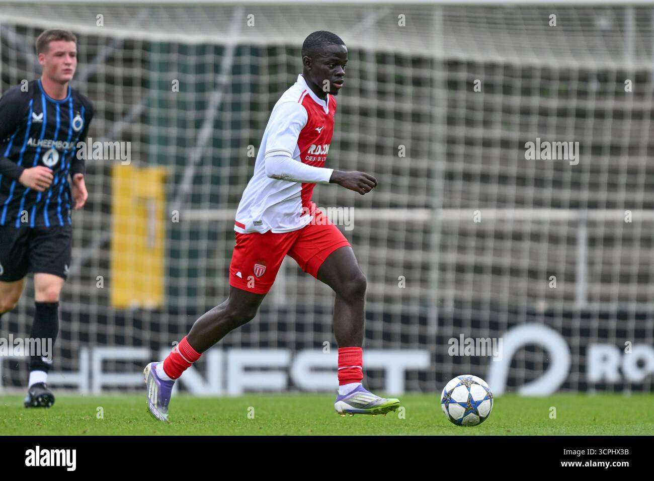 Roeselare, Belgique. 18 septembre 2025. Pape Cabral (6 ans) de Monaco photographié lors du match de la phase de la Ligue des jeunes de l'UEFA de la saison 2025 - 2026 entre le Club Brugge KV et L'AS Monaco le 18 septembre 2025 à Roeselare, Belgique. (Photo de David Catry/Sportpix) crédit : Sportpix/Alamy Live News Banque D'Images