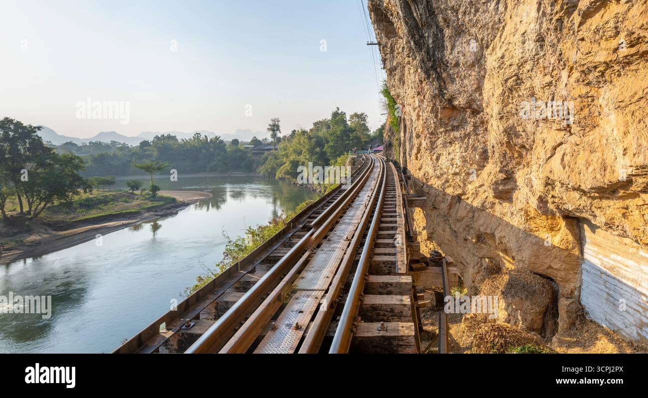 Le chemin de fer de la mort, pont à chevalets en bois, construit en utilisant le travail forcé des prisonniers de guerre, sous l'armée d'occupation japonaise pendant la seconde Guerre mondiale contre Banque D'Images