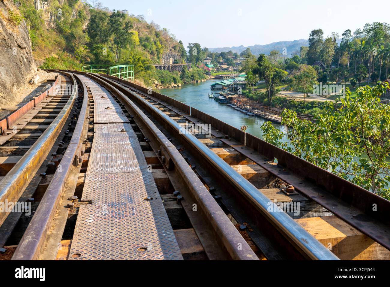 Le pont du chemin de fer de la mort, dangereusement construit en utilisant le travail forcé des prisonniers de guerre, sous l'armée d'occupation japonaise pendant la seconde Guerre mondiale, avec Banque D'Images